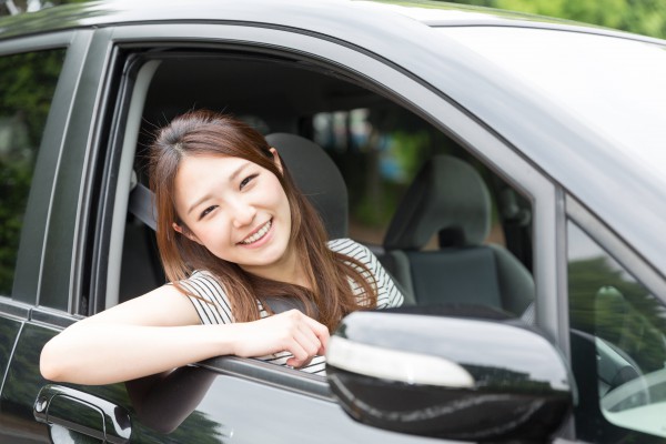 女性と自動車